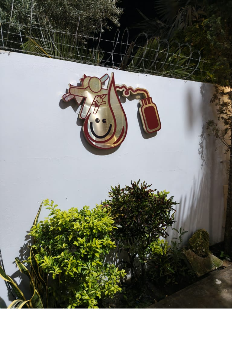 Logotipo de la Dra. Marina Gómez Narváez en el exterior del consultorio